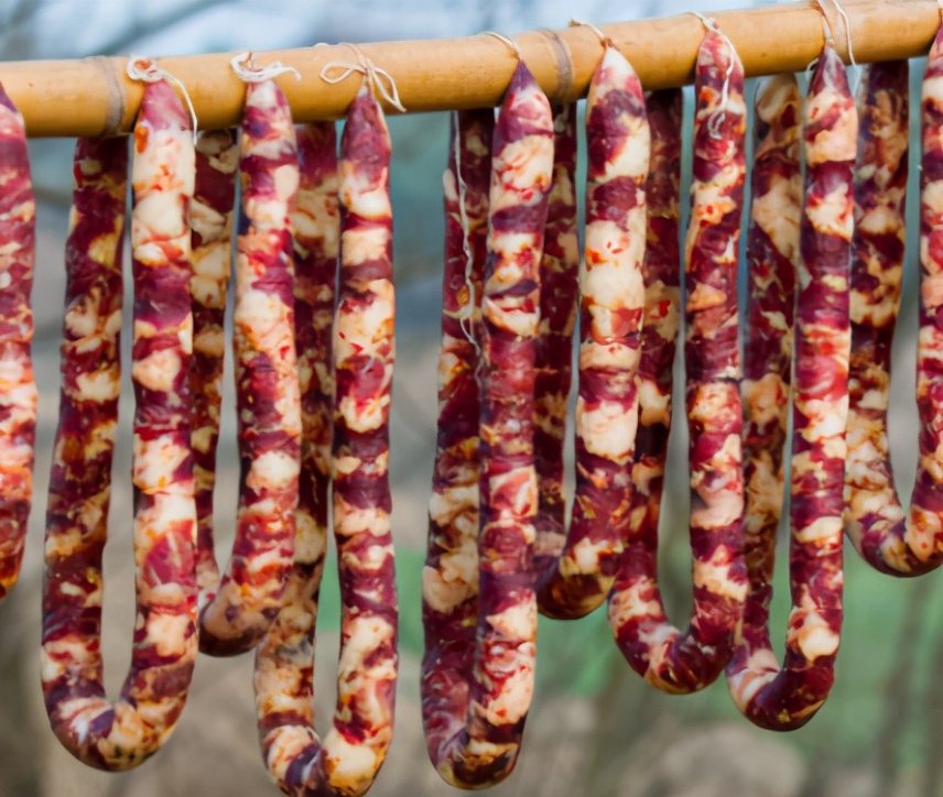 腊肠灌好别直接晒！多加一步，腊肠紧实不开裂，鲜香入味，超好吃