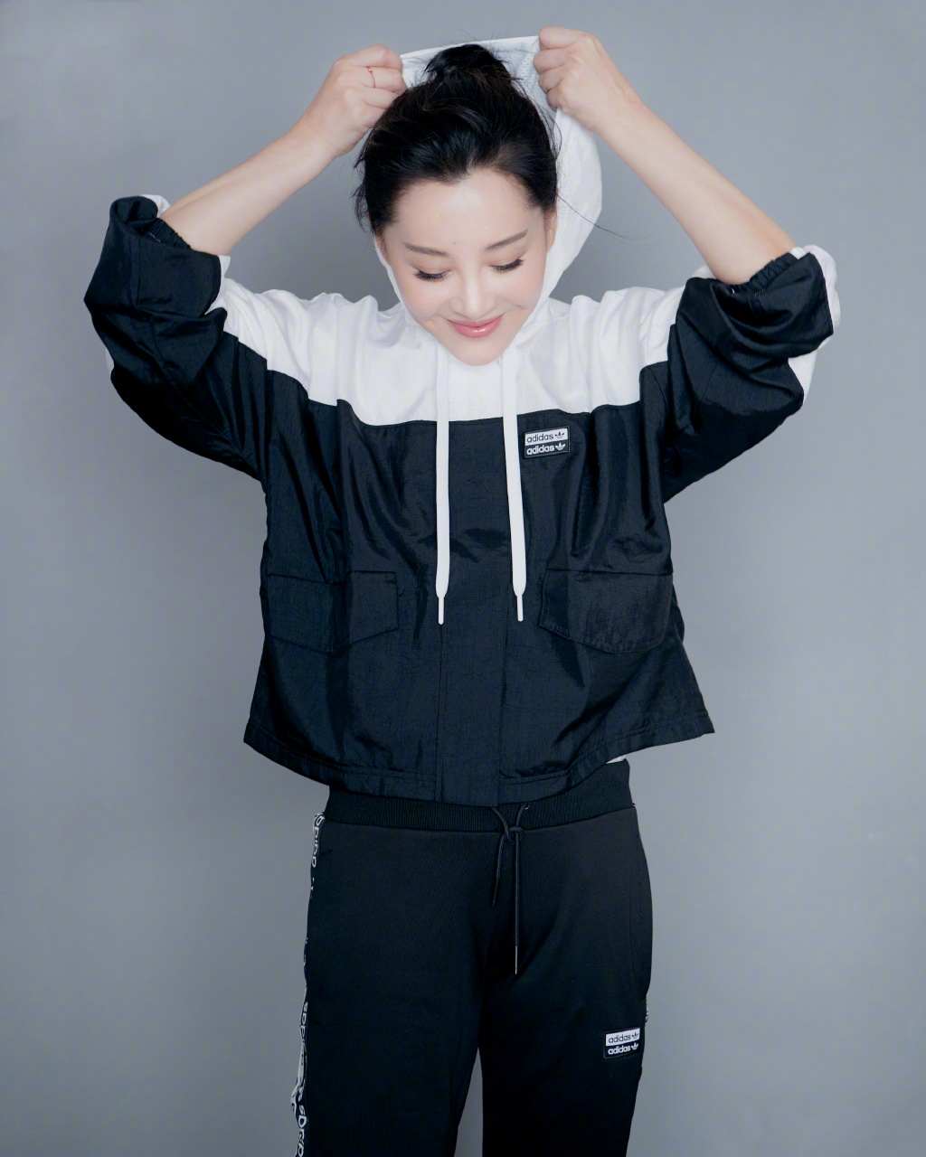 许晴减龄紧身打底裤穿搭,52岁许晴冬季穿搭高级洋气