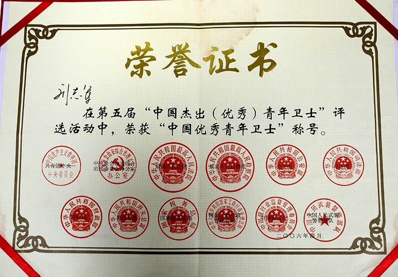 “我打死你！”10.5厘米长的钉子射穿面部后，他竟毅然朝嫌疑人扑去