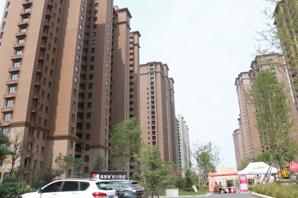 什么情况！青岛即墨正大·佳源都市“渣渣墙”用钥匙就能抠出洞