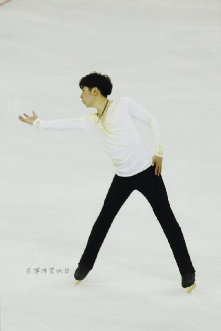 羽生结弦通版限定,羽生结弦本次比赛衣服设计细节