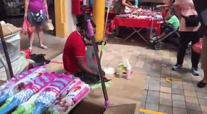 印度小伙街头买水果,印度街头小伙卖饮料