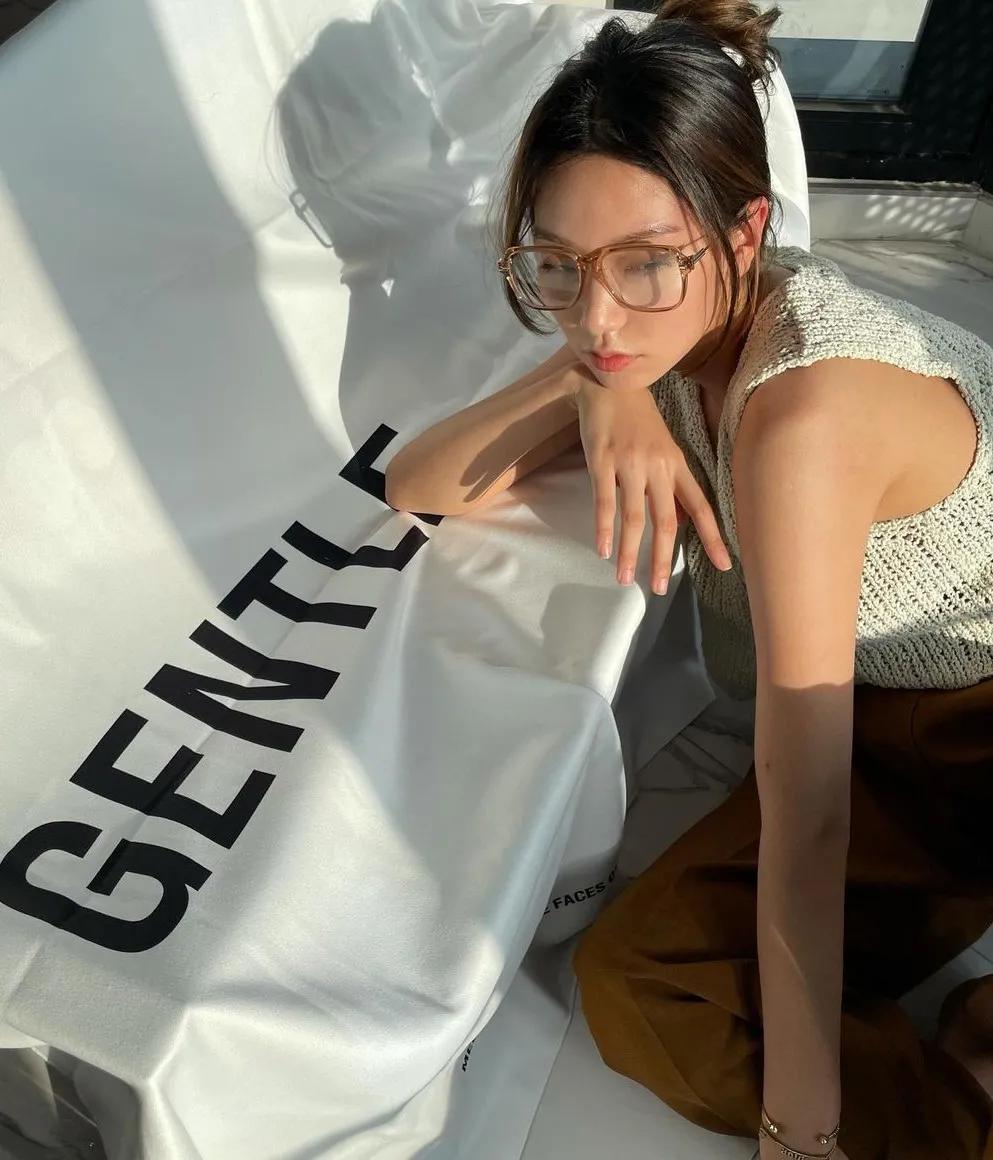 这个被嘲矮的超模火了！一脸硬伤，为啥还被Dior、Prada抢着宠？