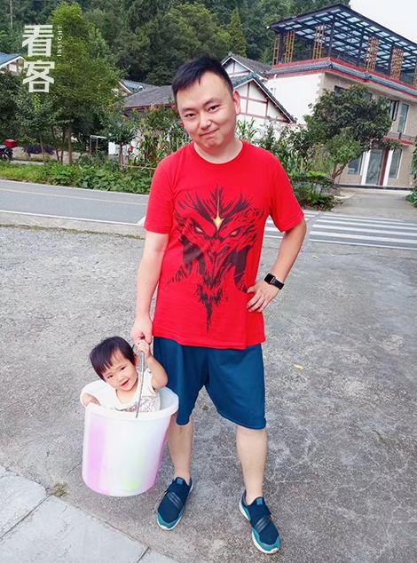 麦克风后面的人：太痛苦的时候，我们不写脱口秀