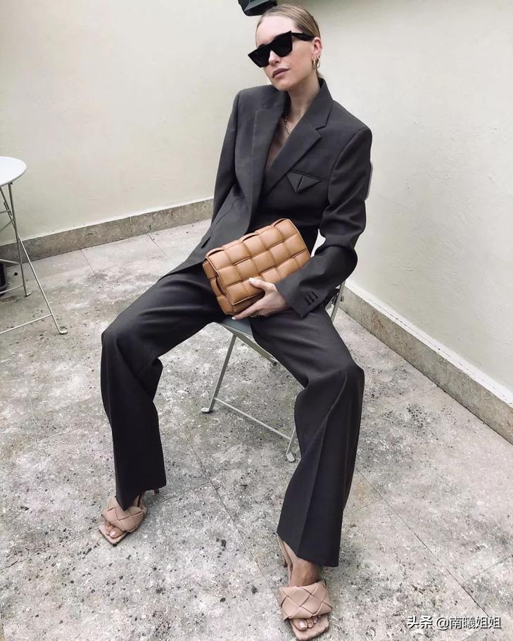 小黑西装怎样搭配好看,五十岁女人穿小黑西装怎样搭配