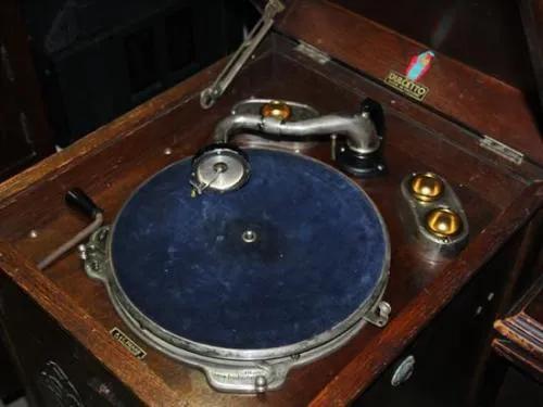 爱迪生是如何发明留声机,爱迪生发明留声机的全过程