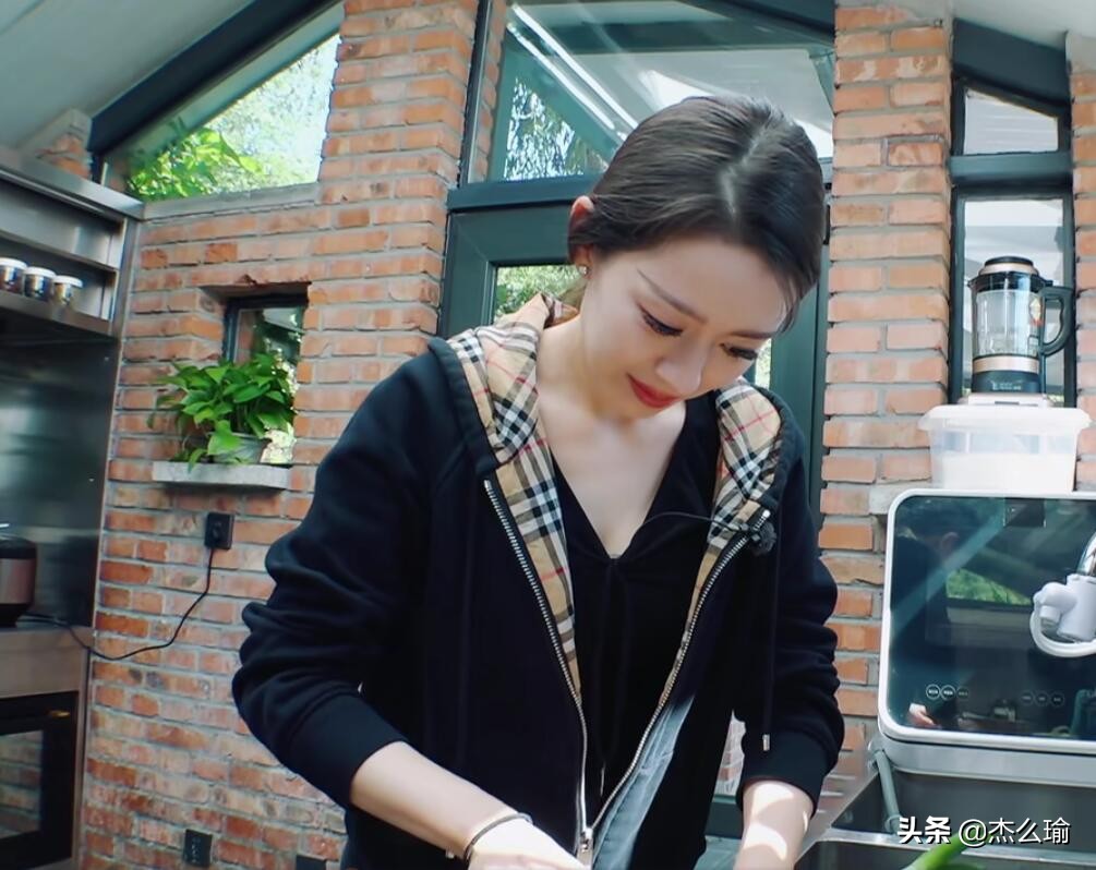 吉娜弹钢琴林依轮,吉娜林依轮倒水