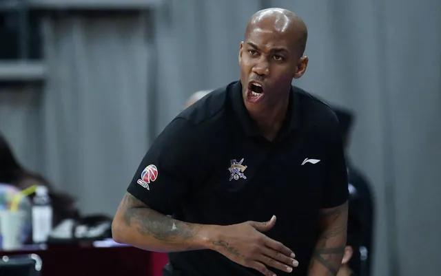 马布里为何讨球迷们喜欢？不只是执教厉害，看他的头像你就明白了