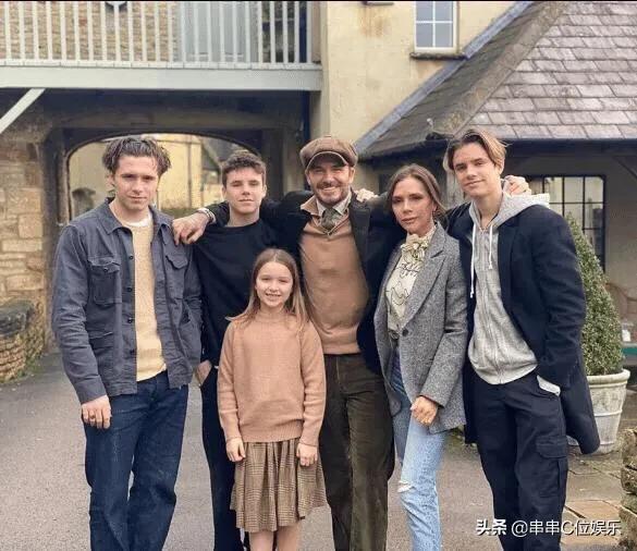 贝克汉姆一家人度假的画面,贝克汉姆一家在足球场