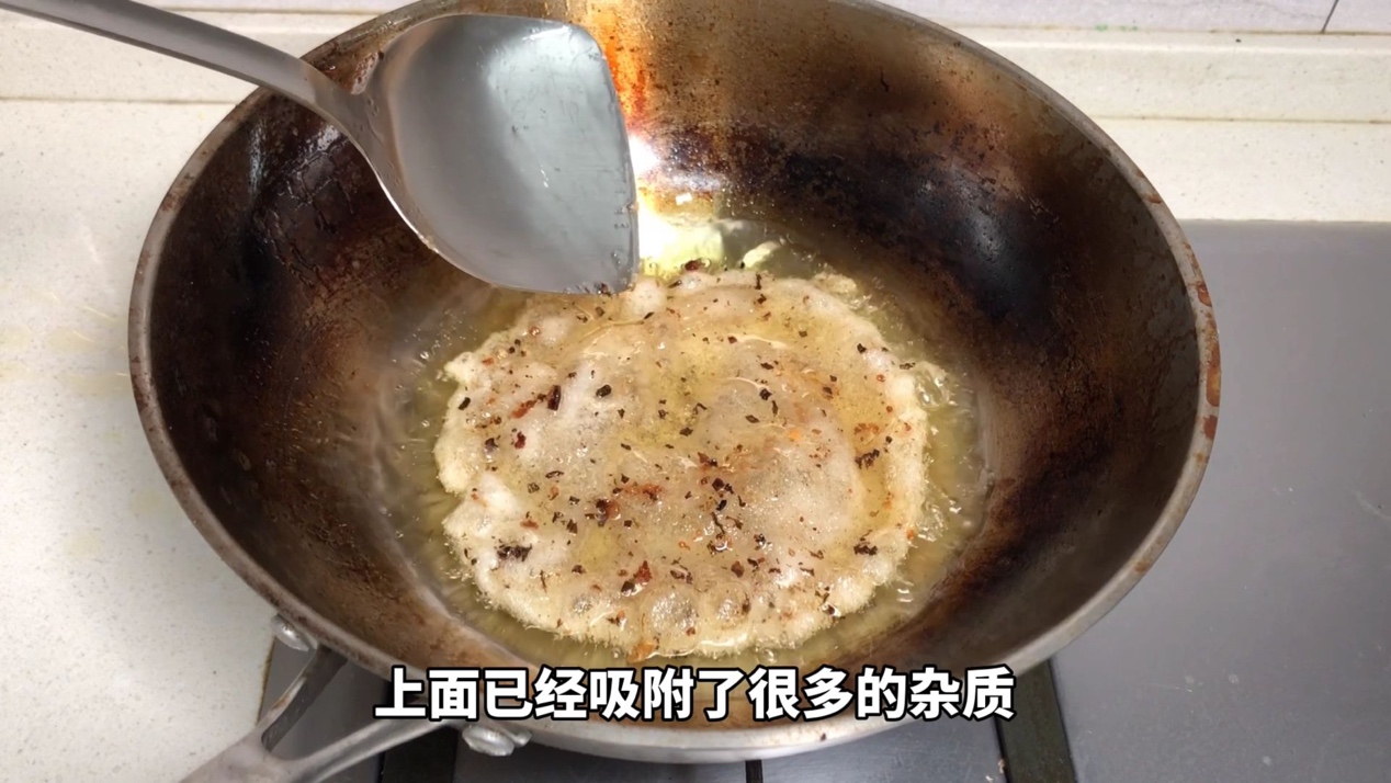 炸过的油扔掉浪费,炸过东西的油别倒掉教你一个诀窍