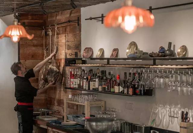 他在大理租下23个足球场大的地方，种菜、养牛、建农场日子过成诗