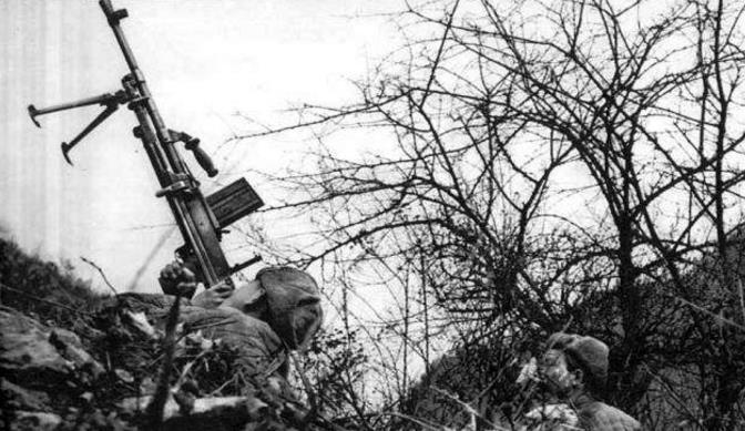 用狙击枪击落日军飞机,一个士兵用狙击枪打下日本飞机