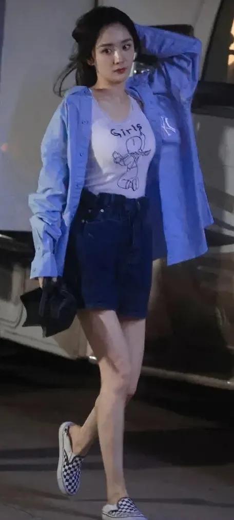 杨幂穿连体短裤时尚大片,杨幂现身粉色风衣配短裤