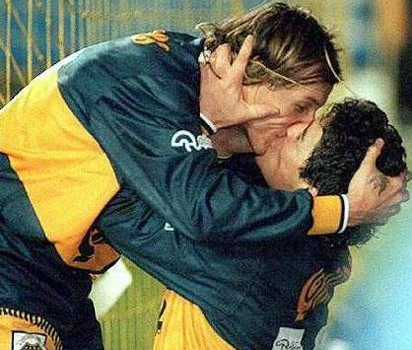 他被誉“风之子”,曾效力两支死敌,与马拉多纳上演“世纪之吻”