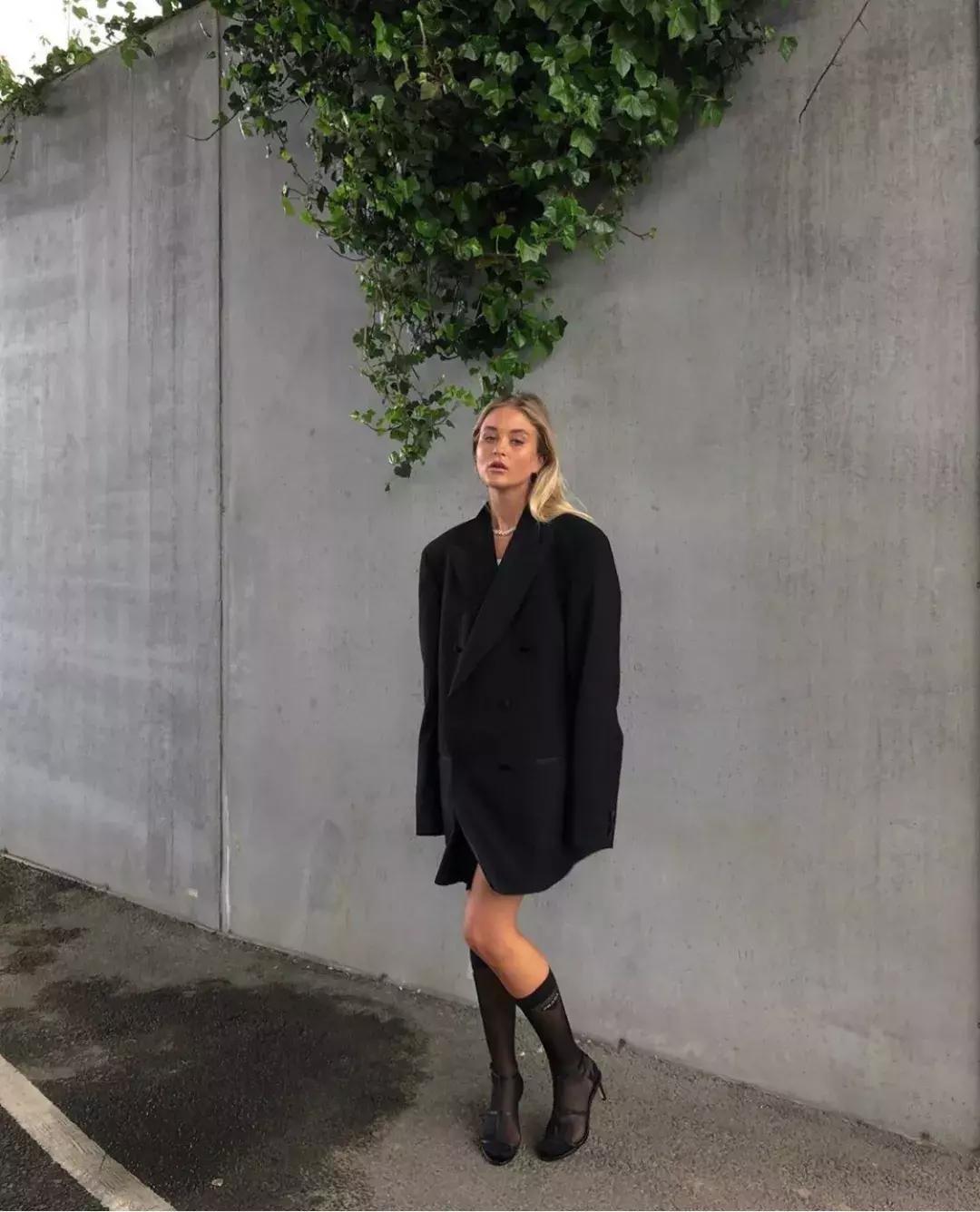 黑丝居然回归了?怎么穿才不廉价?一双黑丝,N种时尚