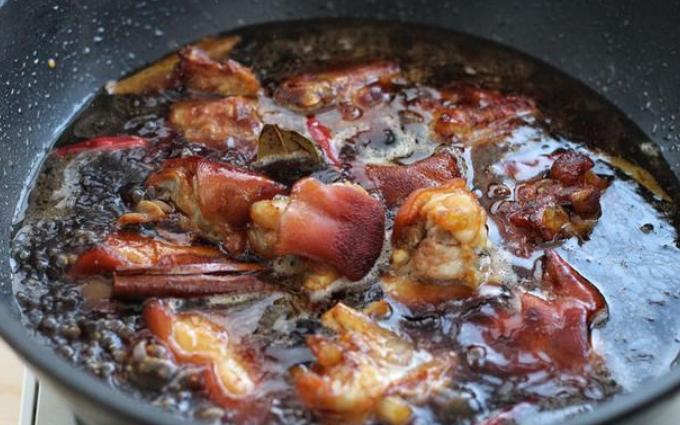 猪蹄炒糖色总容易糊?小火慢炒色泽才红润!入味又有嚼劲