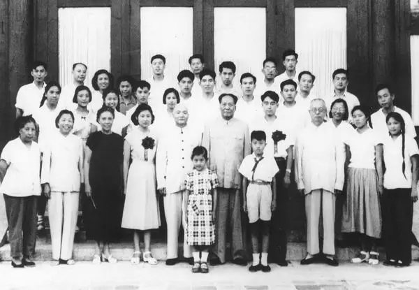 毛主席生前每月工资多少？中南海地下室发现的“废纸”，揭开谜团