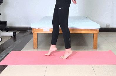 扁平足深蹲脚外侧发力,改善扁平足o型腿的训练方法