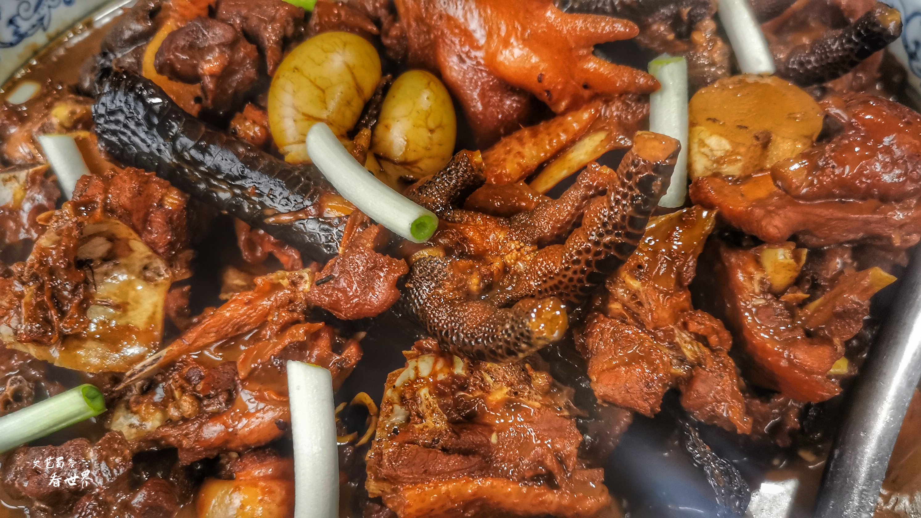 因《舌尖上的中国》而为人所知，刚刚的四月飞雪又让它美成了仙境