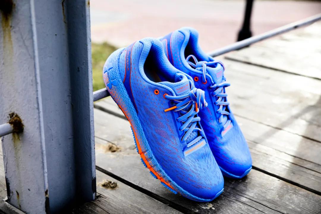 ua最新科技跑鞋,代替跑步的训练器材