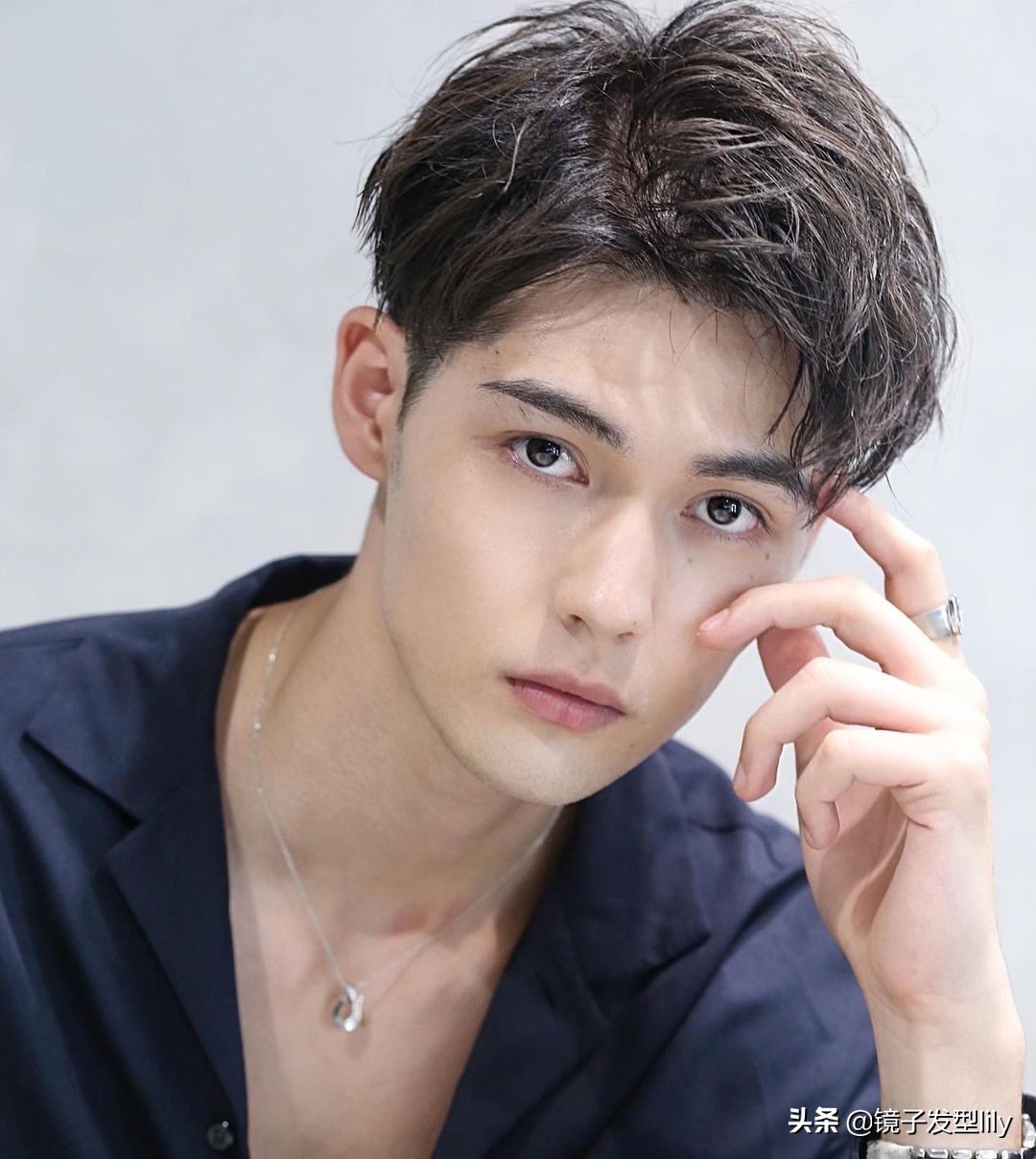 不过时的男士背头发型,男士一定要尝试的发型韩式背头