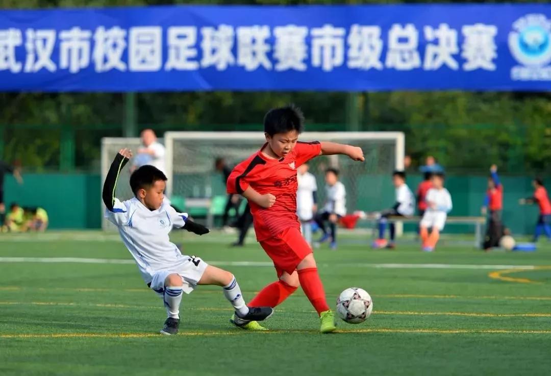 中超武汉球迷文化节“小小画家”童心绘出绿茵梦