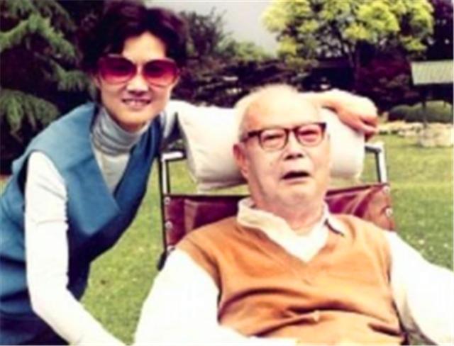 1986年10月，90岁的*剑英叶**元帅逝世，中外各国沉痛悼念