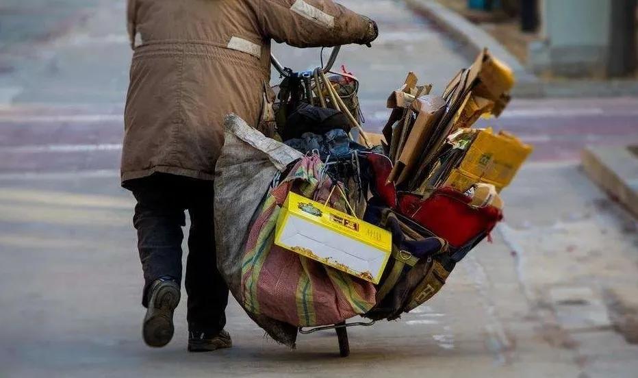 你家的老人，也在小区里捡纸箱子吗