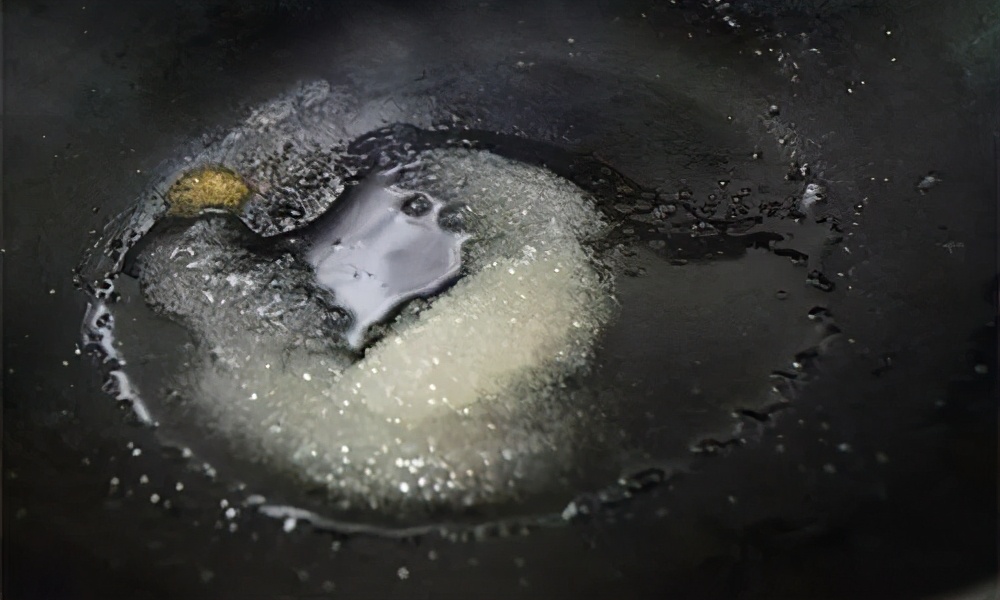 做红烧肉用白糖炒糖色还是冰糖好,炒糖色用白糖教程