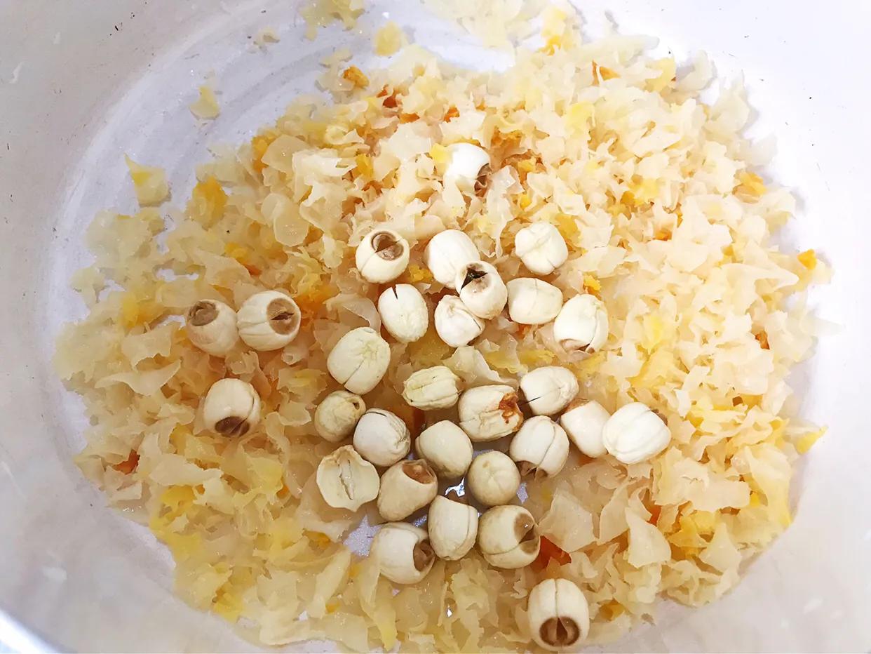 银耳羹怎么熬制好喝又营养,银耳桃胶皂角米银耳羹