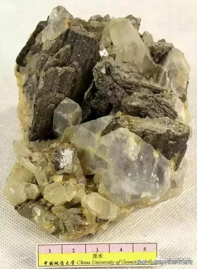 月球陨石与地球矿石的区别,月球陨石和矿石有什么区别