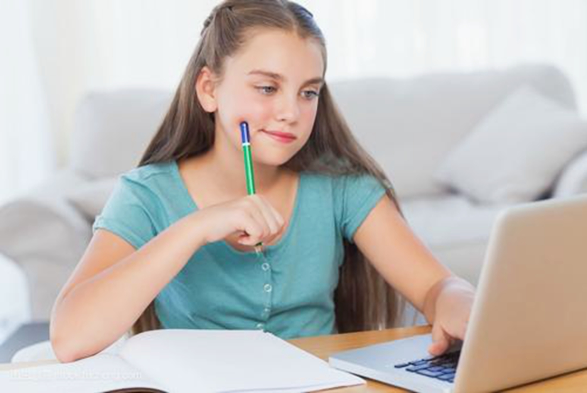 孩子头旋是逆时针智商低吗,宝宝的头旋偏右