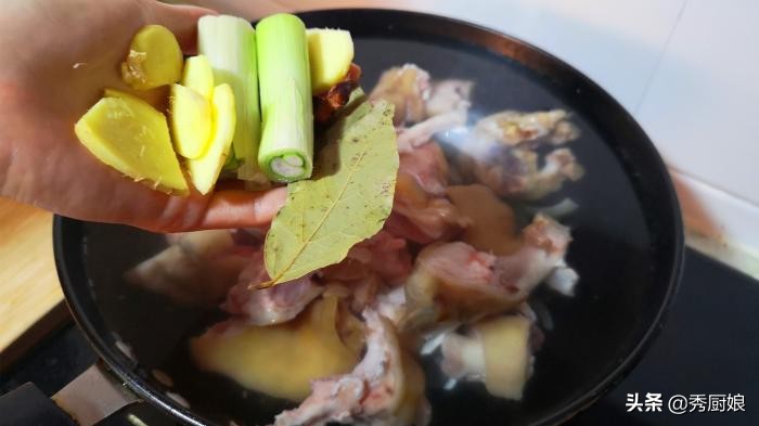 做猪皮冻时候锅干了怎么补救,做猪皮冻焯水几分钟