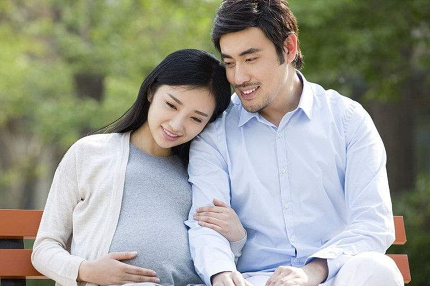 胎儿老是踹肋骨,胎儿不停踢妈妈肚子