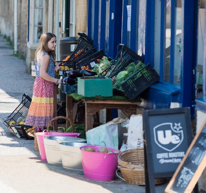 45岁贝克汉姆“秃了”!剪短发带小七公主逛街,地中海趋势太明显