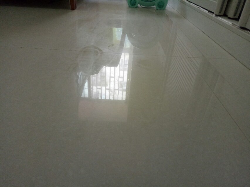 地面潮湿，让地板快速干，您只要拖地的时候加一物，既干净又干爽