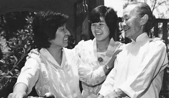 从一个袖套到“百强企业”，这位女企业家凭什么值得员工追随？