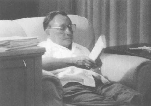 1981年*小平邓**会见金庸,世界上有几种社会主义?金庸:不能一概而论