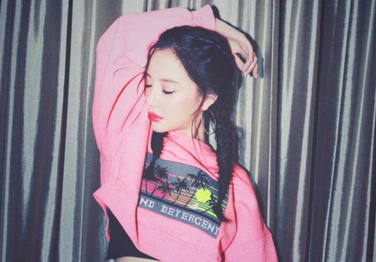 冯提莫红色御姐,冯提莫短发造型亮眼