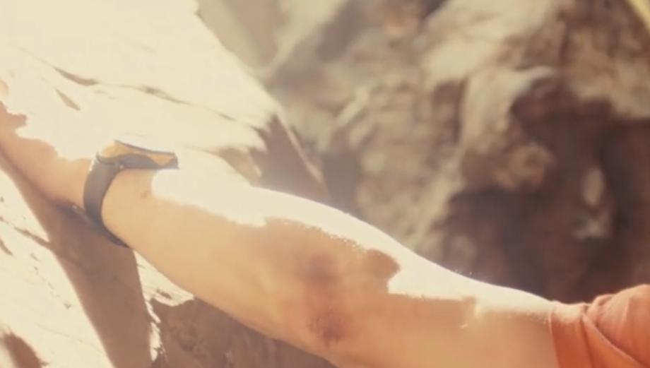 又渴又疼!手臂被石头卡住五天五夜?这部电影告诉你如何断臂求生