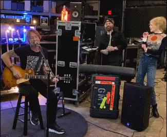 憋疯的外国网红在干嘛？玩尬舞、枕头挑战，还有裸体女友！