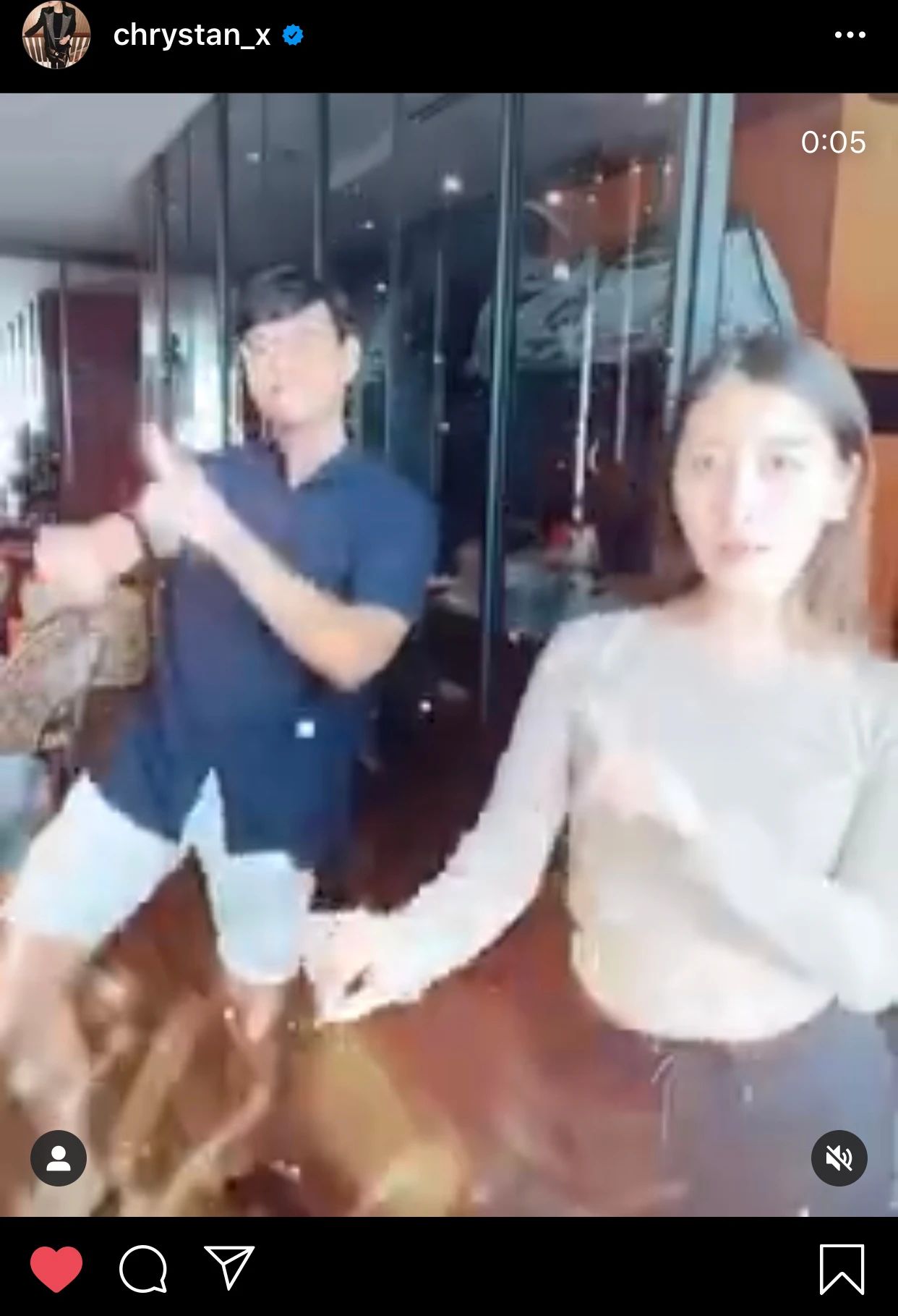 刘德华小姨子炫富上瘾？爱晒家中整墙名牌包，全身名牌堆砌太高调