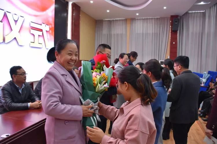 新老教师拜师仪式报道,二中教师拜师仪式