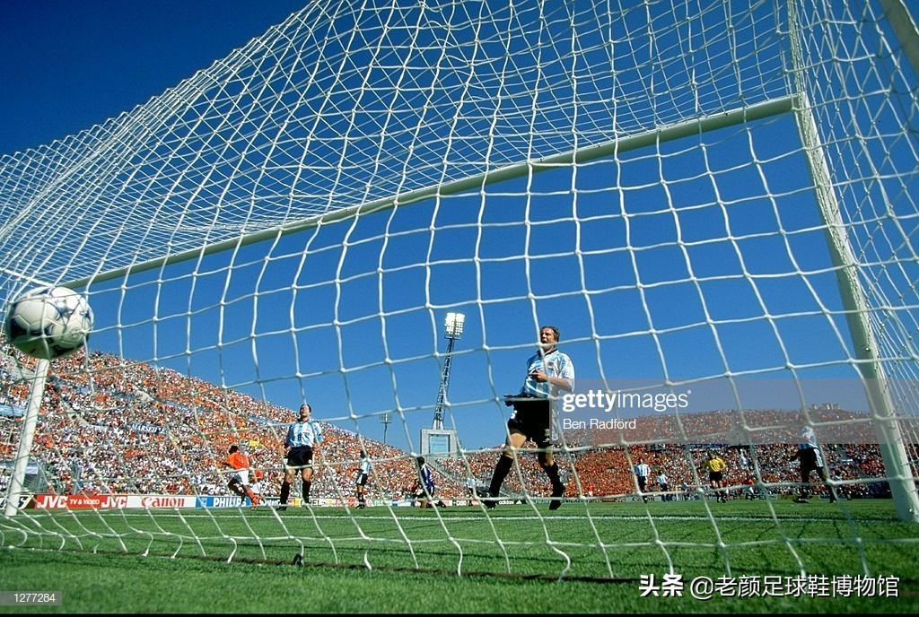 踢翻米兰王朝的贾府少年，身背“杀人犯、强奸犯”恶名的荷兰锋霸