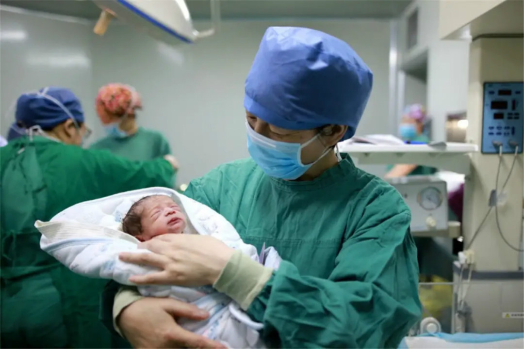 手术出意外,产妇手术后偷偷给医生塞纸条