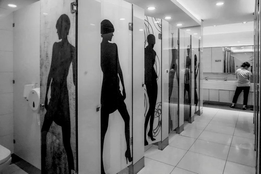 濂虫憚褰卞笀鍚村己涓汉鐓х墖,濂虫憚褰卞笀鍚村己