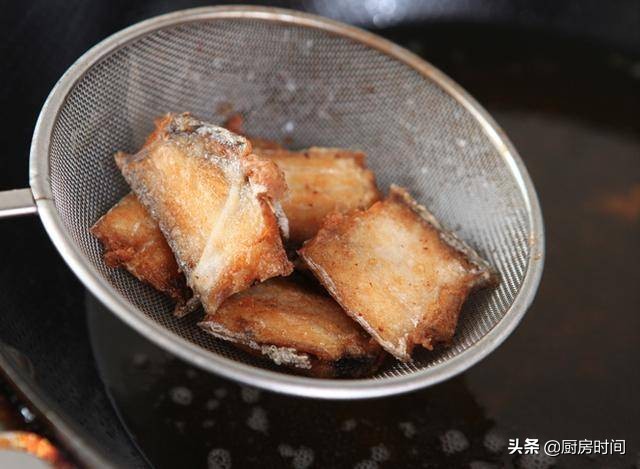 炸过鱼的油只要这样一处理，不仅炒菜不腥了，甚至比之前的还香