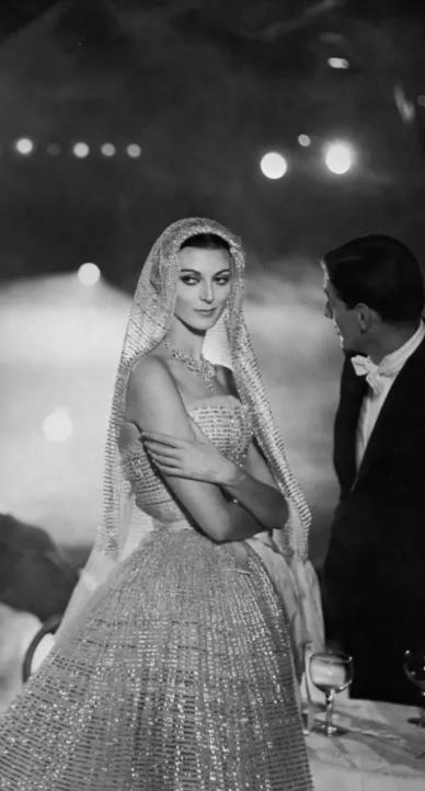 超模卡门：74岁痛失爱人还被好友骗到破产，86岁走秀依旧艳压群芳