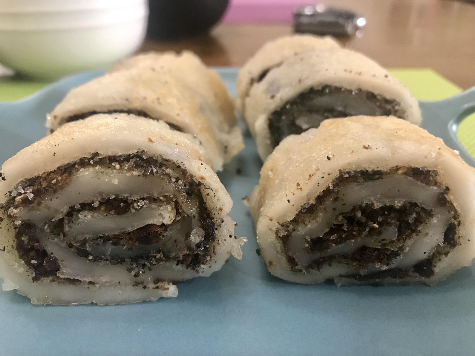 路边的甜品店，传出“砰砰”的敲打声