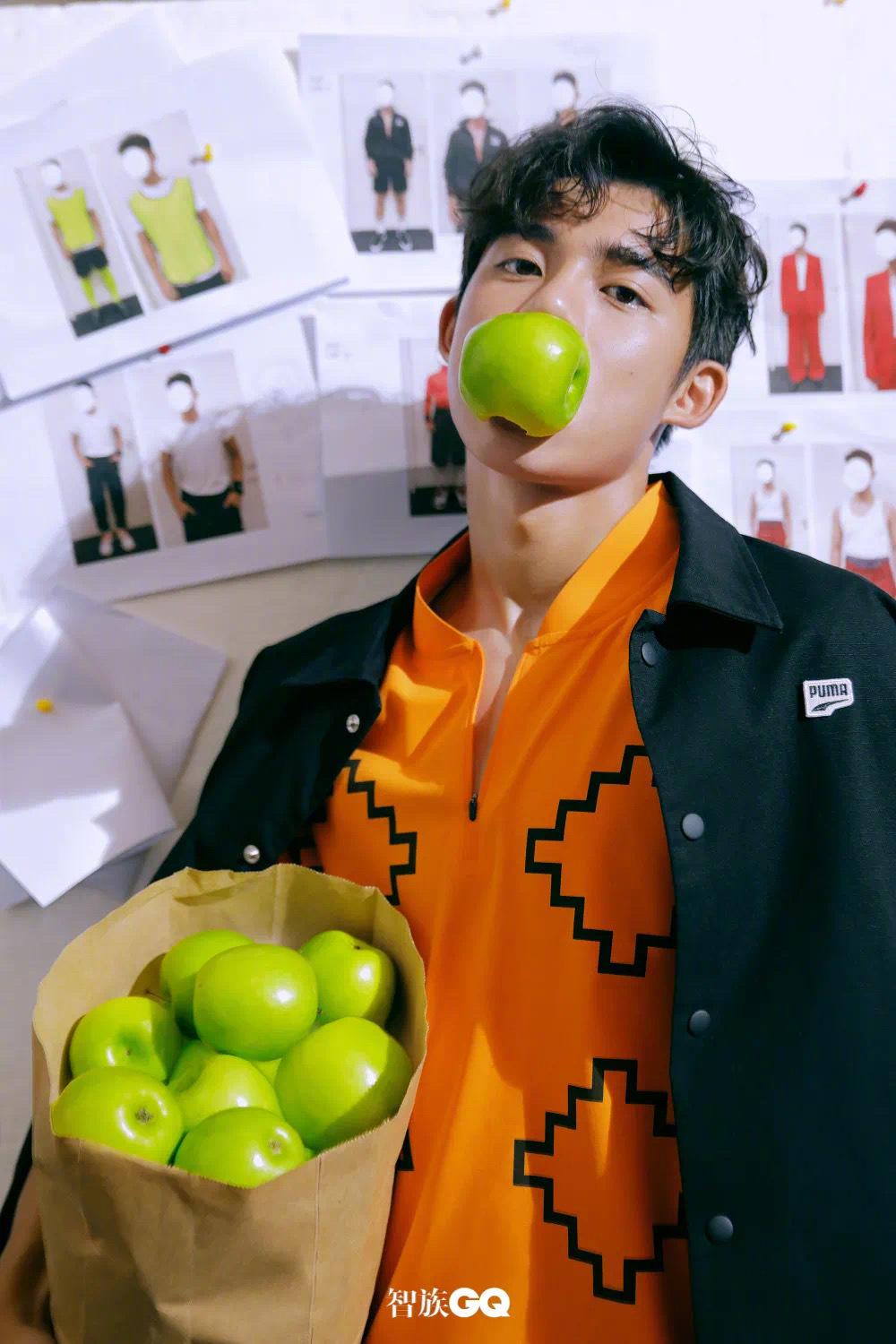 李嗣镕踢球的照片,李嗣镕大片